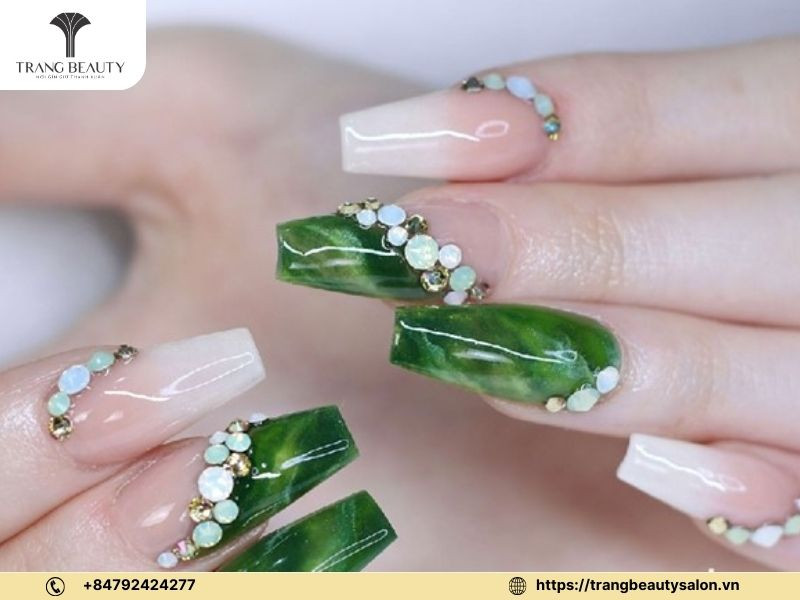 Sự kết hợp hoàn hảo tạo nên phong cách bản lĩnh cho móng chân vân đá xà cừ