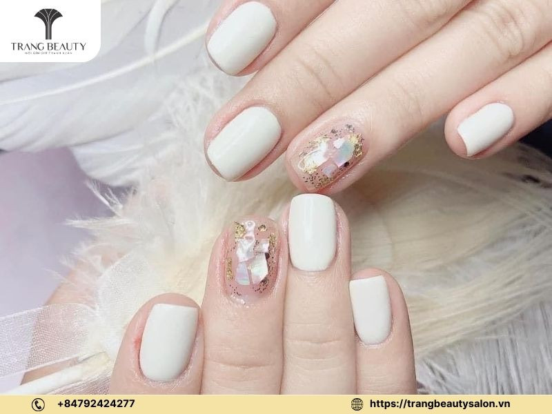 Sự kết hợp tinh tế giữa hồng ngọt ngào và trắng tinh khôi trong thiết kế nail chân xà cừ