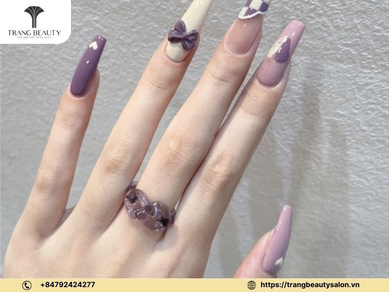 Sự nhẹ nhàng, quyến rũ với bộ nail xà cừ tím (hình ảnh mang tính minh họa cho phong cách có thể áp dụng cho chân)