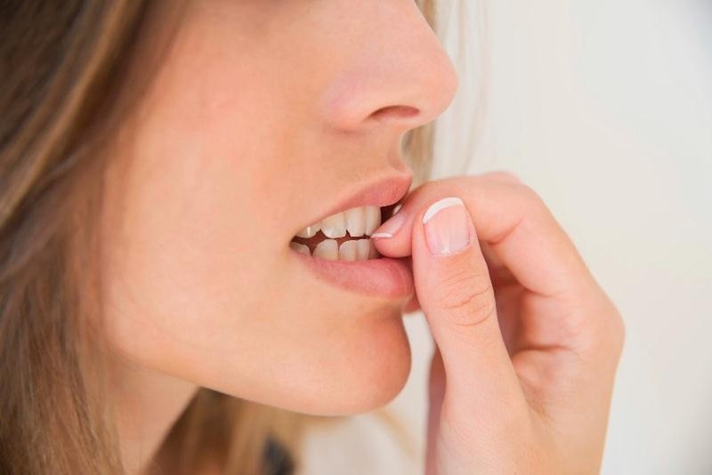 Tác hại của việc cắn móng tay, gây tổn thương và tăng nguy cơ vi khuẩn trong móng tay