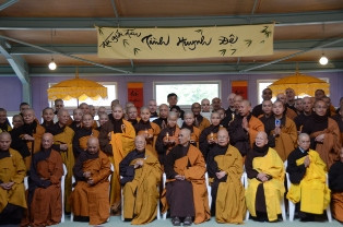 Tăng thân Làng Mai cùng nhau thực hành chân cứng đá mềm