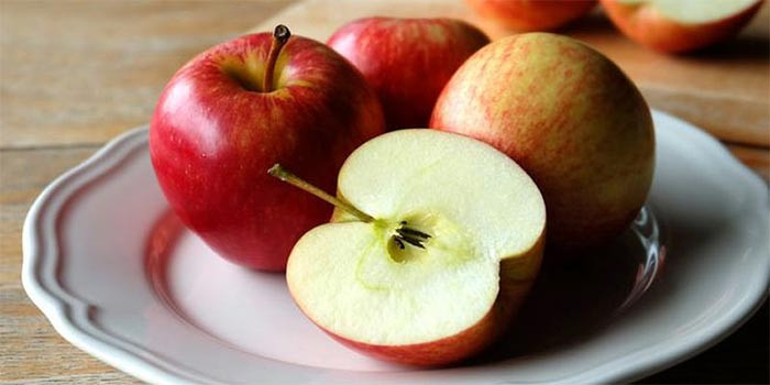 Táo tươi giàu dưỡng chất cho mẹ bầu, bầu ăn nho móng tay được không