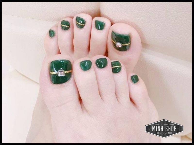 Thiết kế móng chân đa màu với tông xanh