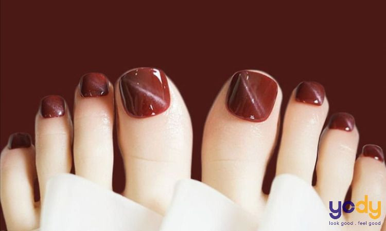 Thiết kế móng chân đỏ rượu cam đất sang trọng, cuốn hút