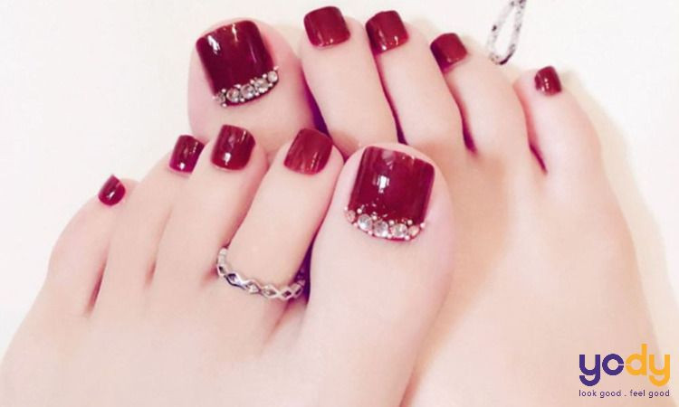 Thiết kế móng chân đỏ rượu đính đá đẹp mắt và thu hút
