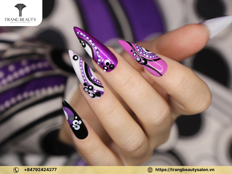 Thiết kế móng tay color blocking ấn tượng, sử dụng các lọ sơn móng tay tương phản