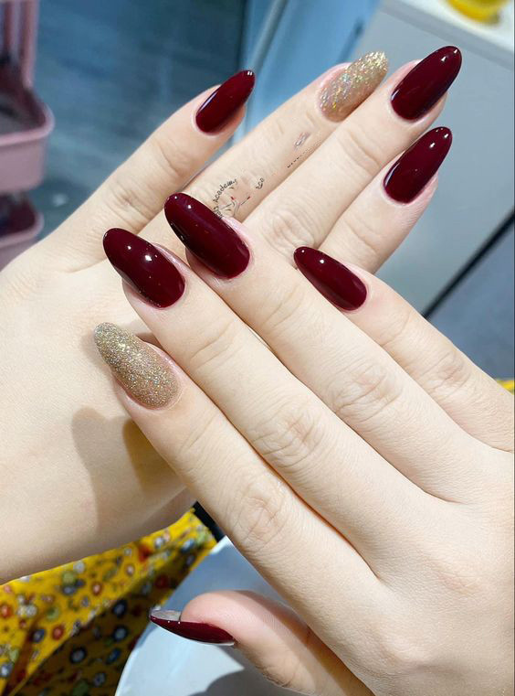 Thiết kế móng tay đẹp màu đỏ mận kết hợp kim tuyến lấp lánh