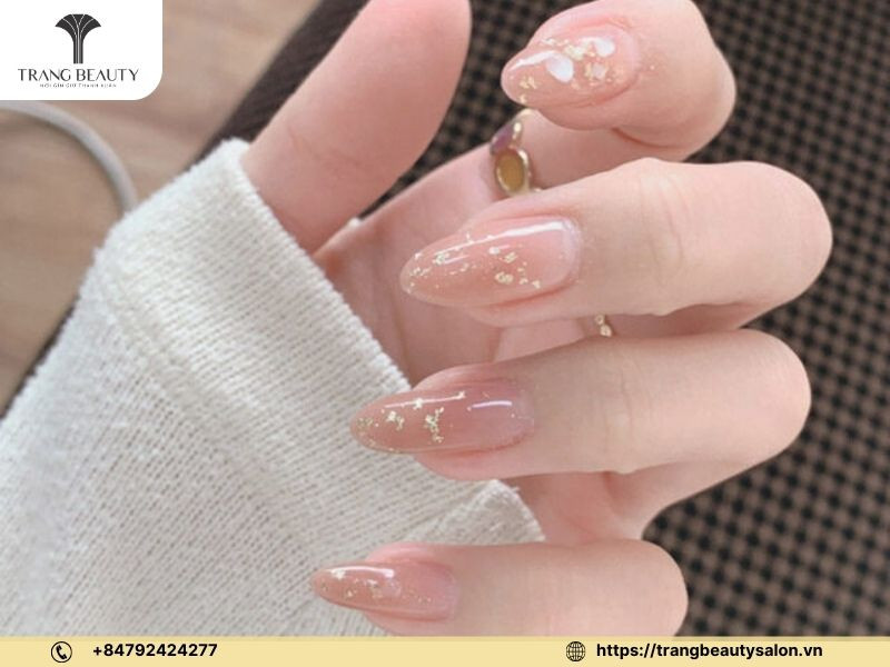 Khám Phá Các Mẫu Vẽ Hoa Móng Tay Đẹp Tuyệt Mỹ Cho Phái Nữ Thiết kế móng tay hoa đào trên nền trong suốt