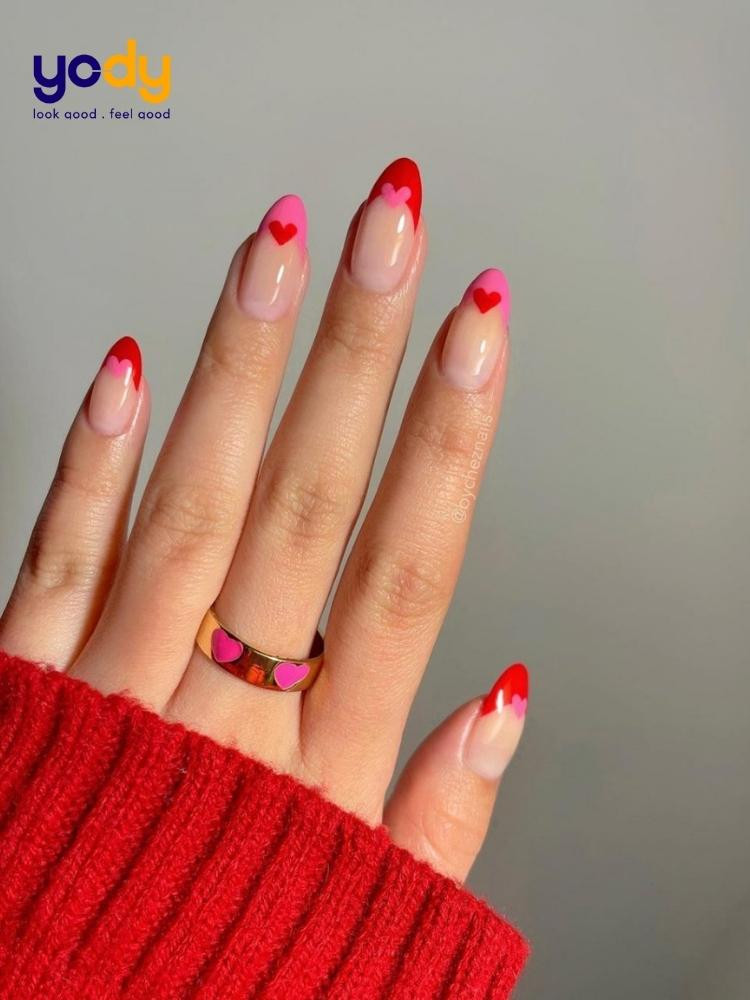 Thiết kế móng tay màu hồng cam tươi tắn, nhấn nhá ánh nhũ, mang lại may mắn cho người mệnh Hỏa