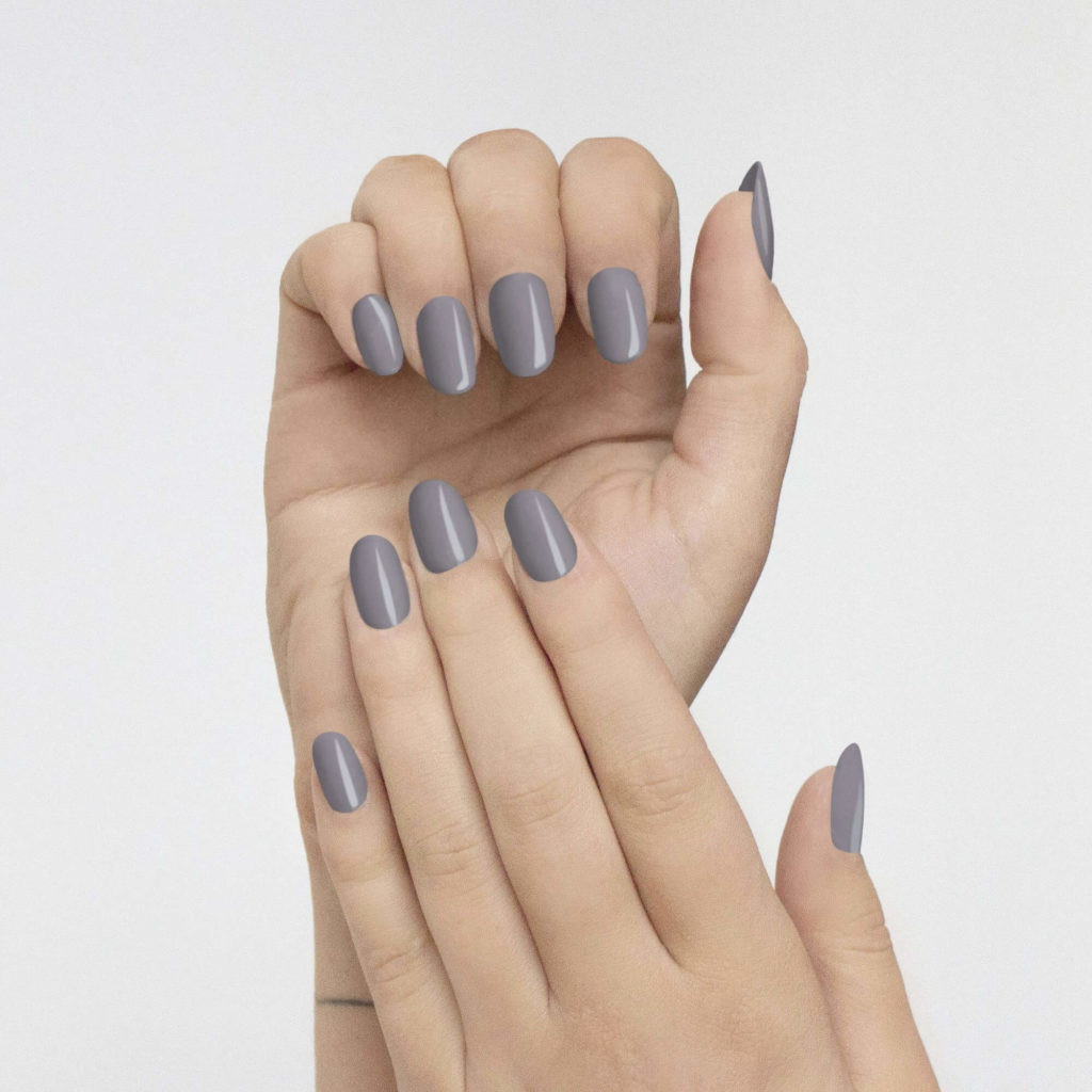 Thiết kế móng tay màu xám độc đáo cho người da đen