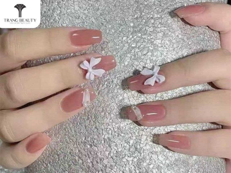 Thiết kế móng tay nơ đơn giản với hiệu ứng gel thạch trong suốt