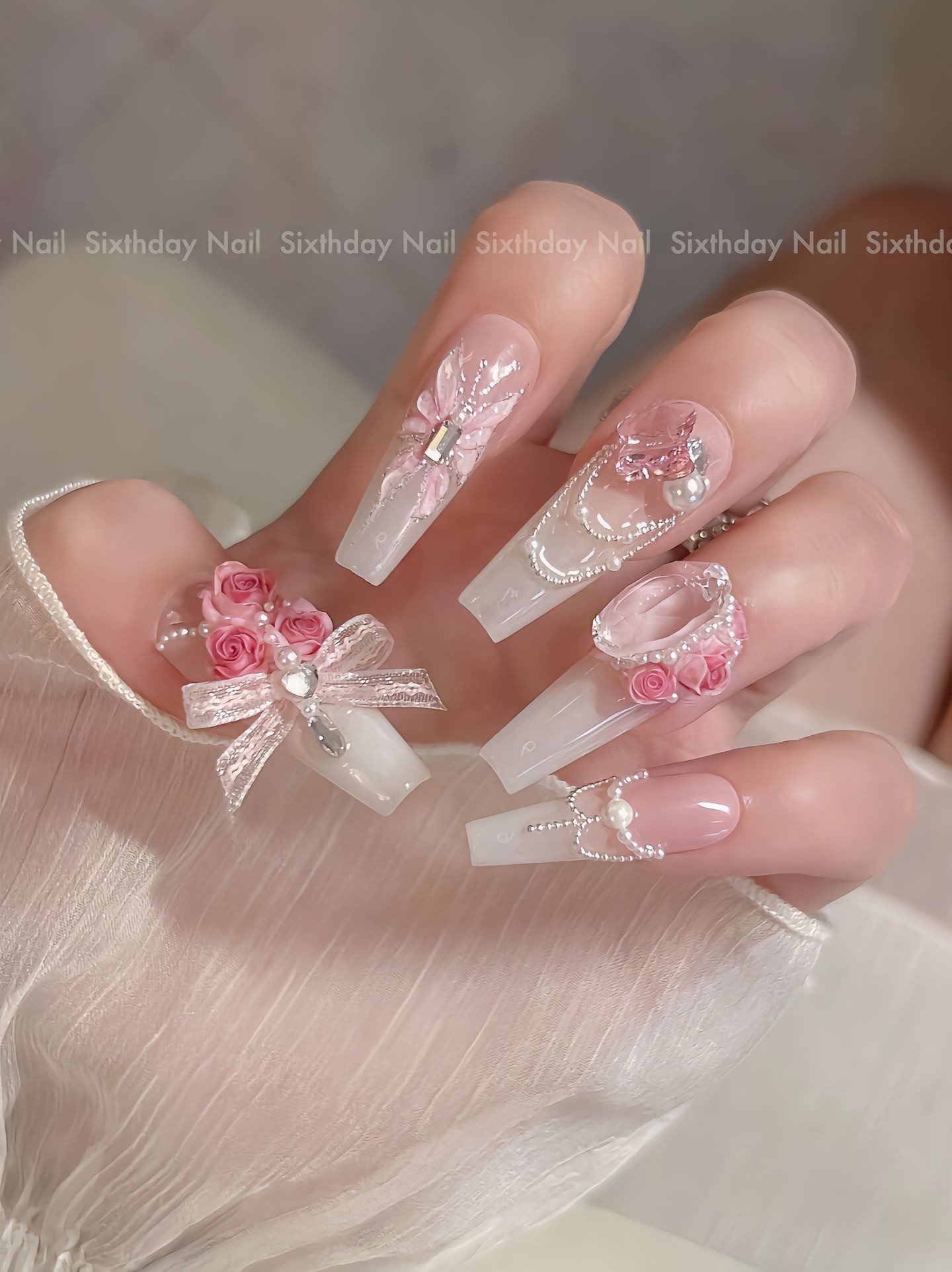 Thiết kế móng tay tiểu thư với họa tiết hoa hồng trắng tinh khôi