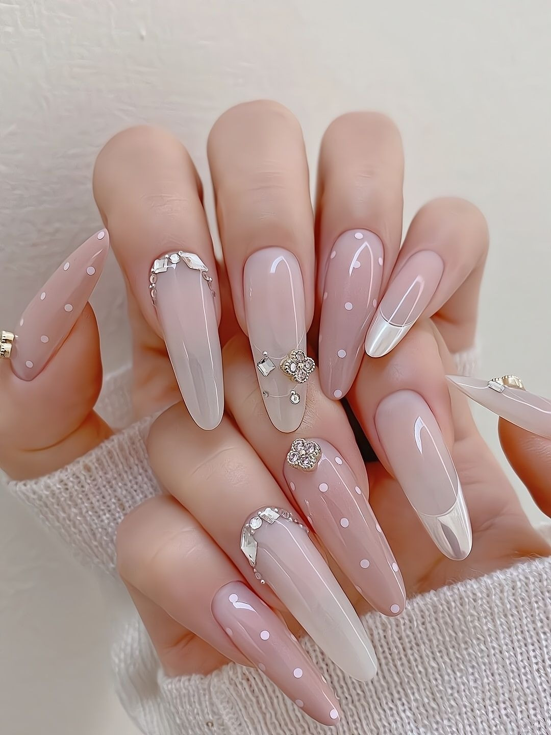 Thiết kế móng tay trong suốt chấm bi đơn sắc, mang lại vẻ đẹp tinh tế và thanh lịch