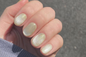 Thiết kế nail ánh kim vàng đồng sang trọng