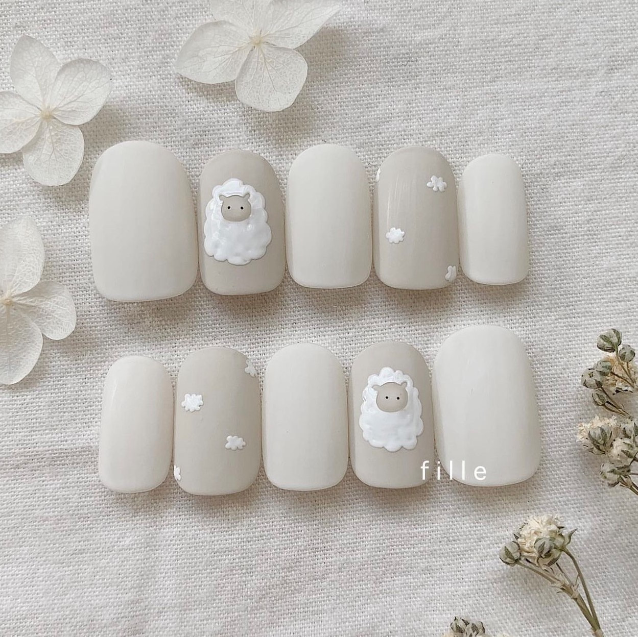Thiết kế nail hình cừu nhỏ trên nền móng màu xanh mint