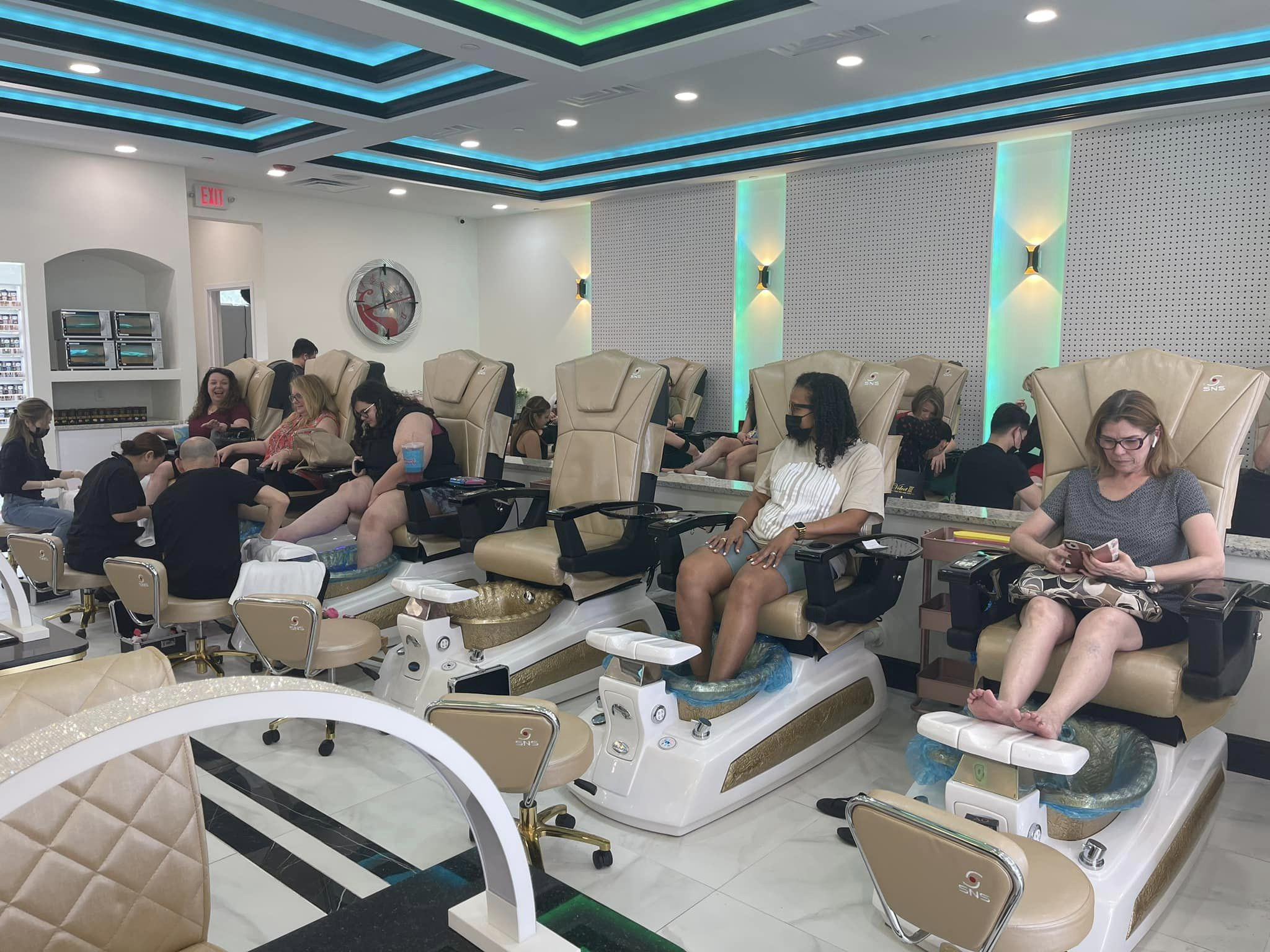 Thợ nail đang tỉ mỉ chăm sóc móng cho khách, biểu trưng cho hình ảnh nghề làm nail tận tâm