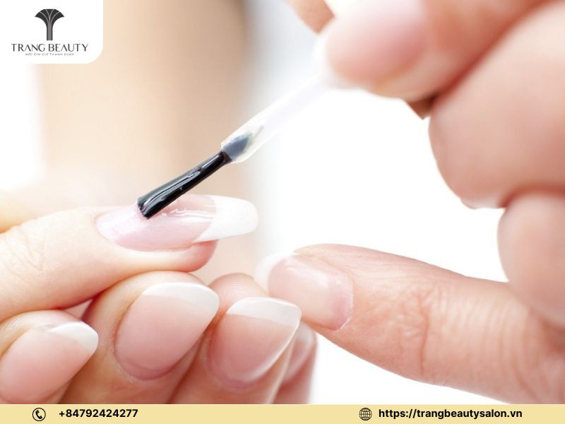 Thoa một lớp sơn bóng lên móng, bước quan trọng cho người mới học