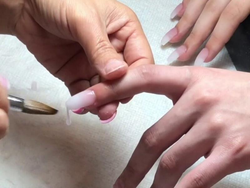 Thực hiện kỹ thuật đắp bột móng tay đều và chuẩn xác