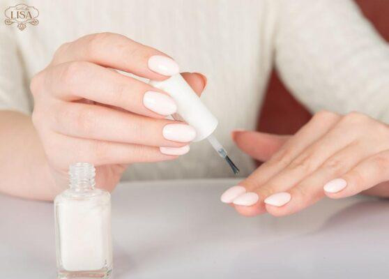 Thực hiện sơn lót bảo vệ móng tay trước khi sơn màu chính tại nhà