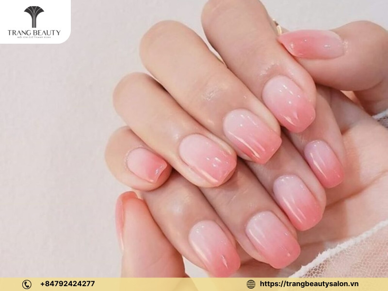 Thực hiện sơn top coat bảo vệ móng sau khi hoàn thành quy trình sơn móng tay gel tại nhà