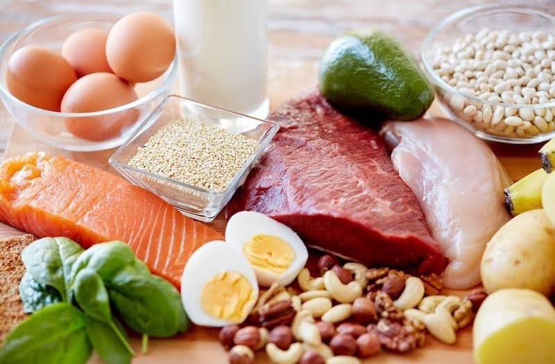 Móng Tay Có Kẻ Sọc Là Bệnh Gì? Giải Mã Tín Hiệu Sức Khỏe Thực phẩm giàu vitamin và khoáng chất tốt cho móng tay