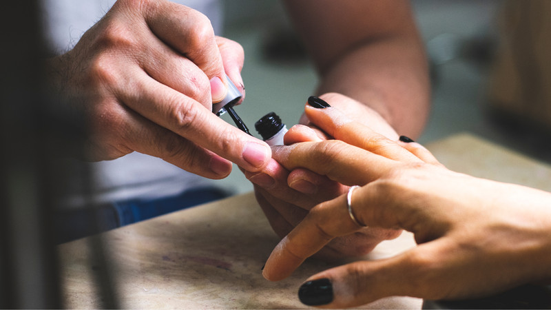 Móng Tay Bị Cong Xuống: Dấu Hiệu Sức Khỏe và Giải Pháp Chăm Sóc Thường xuyên tiếp xúc hóa chất khiến móng tay khô, giòn, dễ gãy