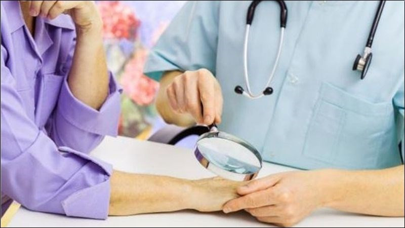 Tìm kiếm sự tư vấn y tế khi móng chân có dấu hiệu bong tróc và đổi màu