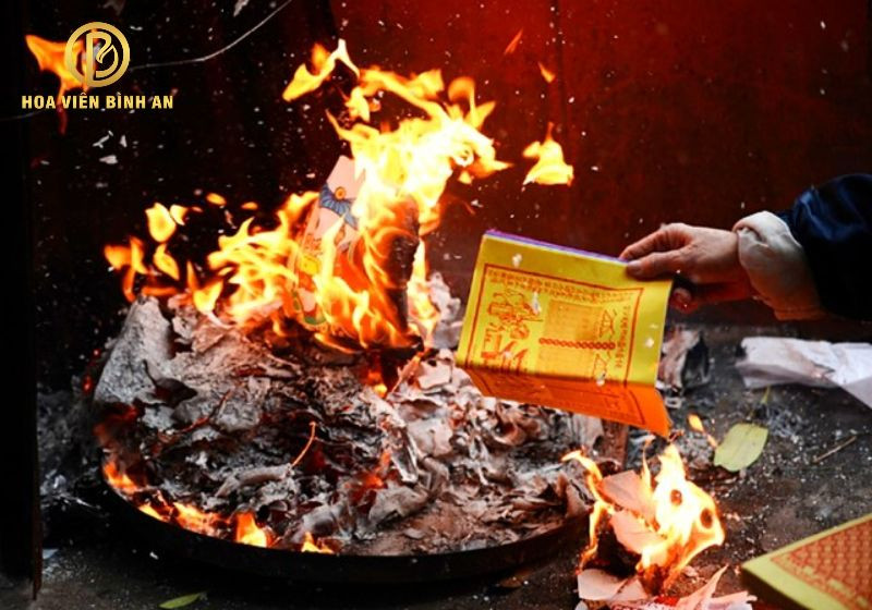 Tờ tiền vàng mã đang cháy trong lư hương
