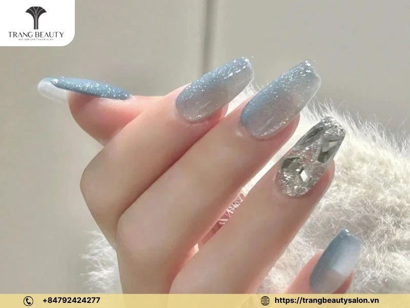 Tone màu dịu nhẹ của mẫu móng chân ẩn xà cừ xanh ngọc mang đến sự bình an
