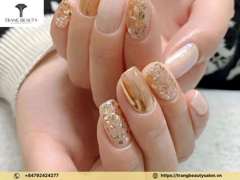 Tone nail chân ẩn xà cừ màu vàng mang lại cảm giác ấm áp và thịnh vượng