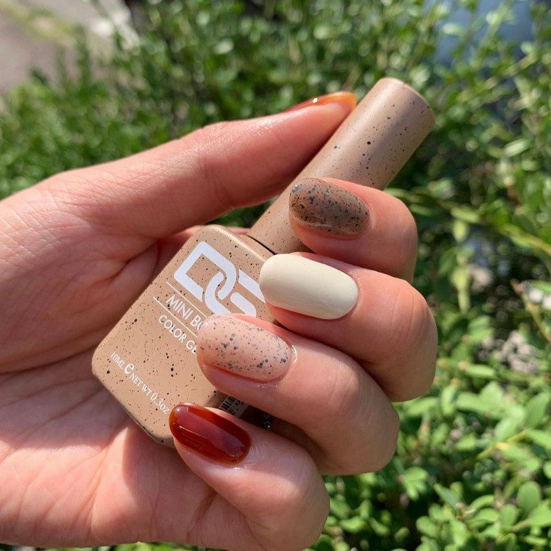Trang phục tối giản cùng nail màu nâu