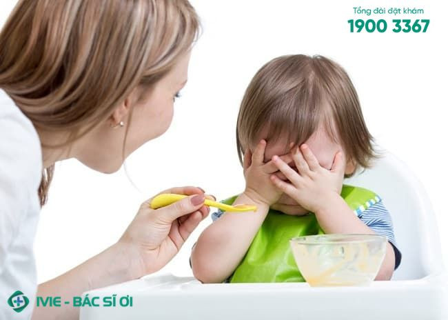 Trẻ nhỏ đang từ chối ăn uống, minh họa nguyên nhân có thể dẫn đến hiện tượng trẻ bị thâm dưới móng tay do thiếu dinh dưỡng.