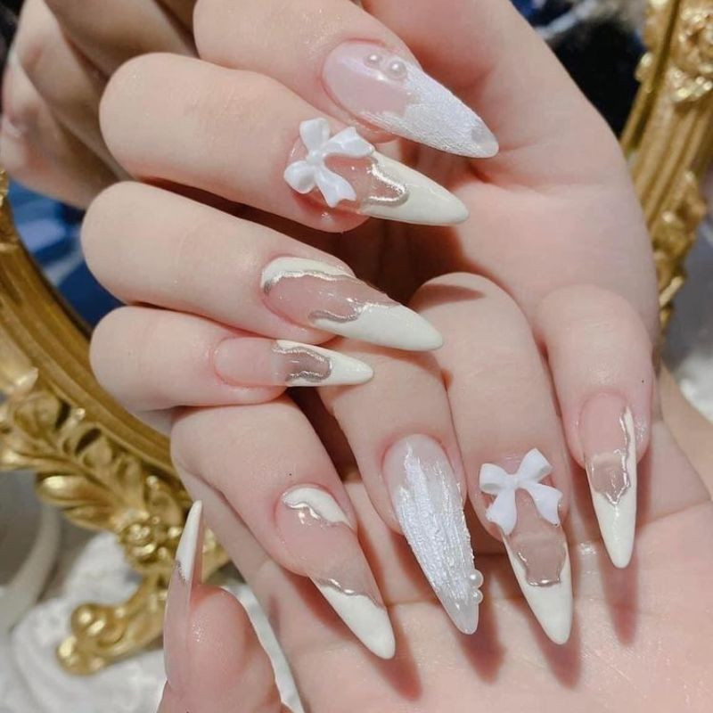 Trông sang chảnh và điệu đà hơn với mẫu nail màu trắng có viền nổi tráng gương
