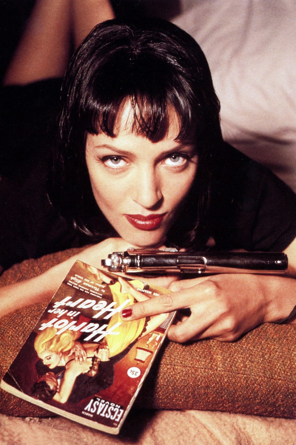 Uma Thurman với móng tay sơn đỏ hạt dẻ trong Pulp Fiction