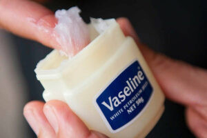 Vaseline dưỡng ẩm, kích thích mọc móng chân hiệu quả