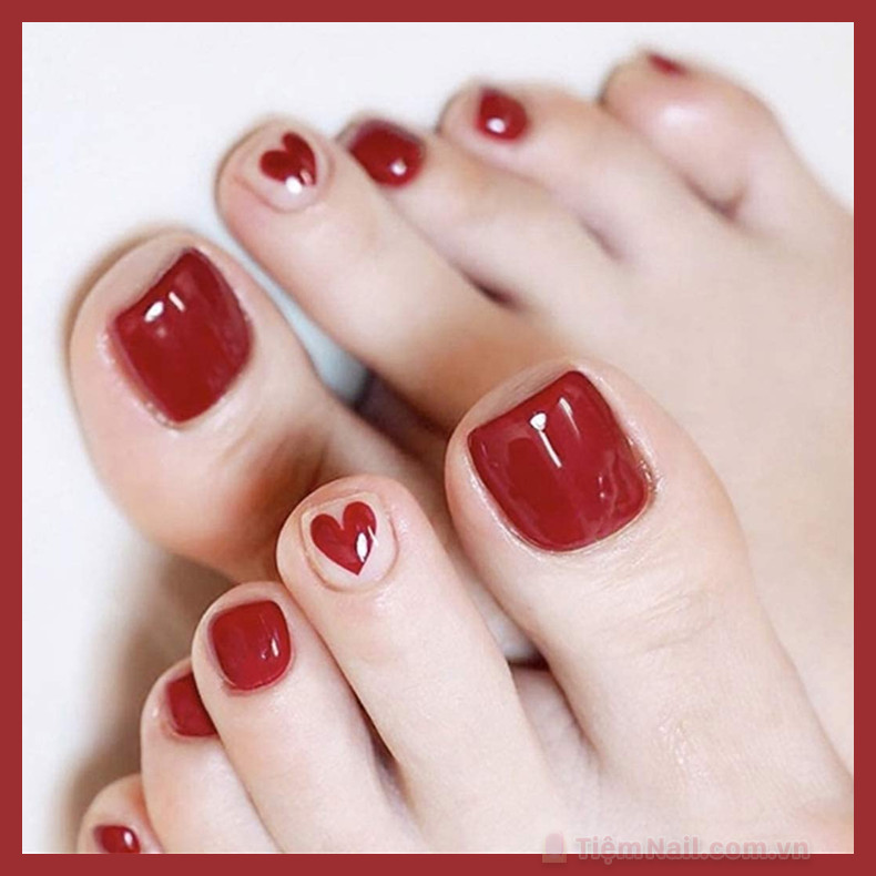 Vẻ đẹp cổ điển của nail móng chân màu đỏ đô trơn