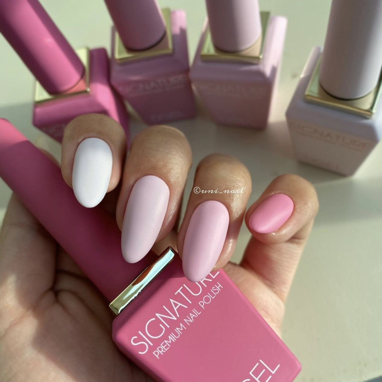 Vẻ đẹp của đắp bột móng tay đơn sắc màu hồng pastel