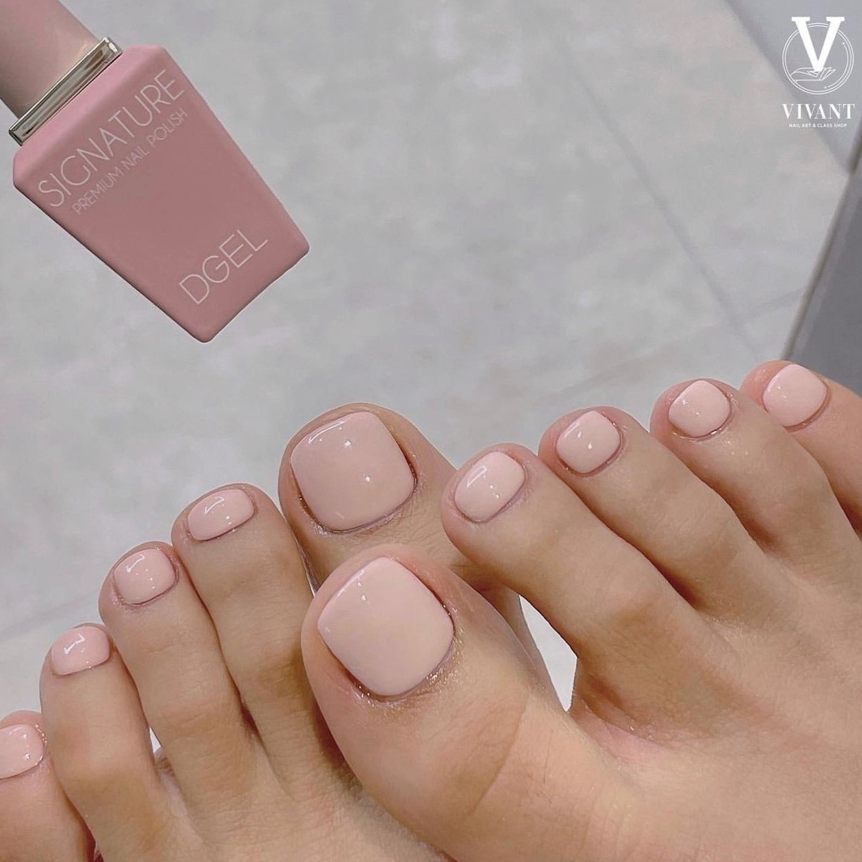 Vẻ đẹp thanh lịch từ móng tay nude đơn giản