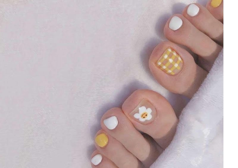 Vẽ hoa móng chân đơn giản sắc vàng phối trắng, họa tiết caro đáng yêu cho teen
