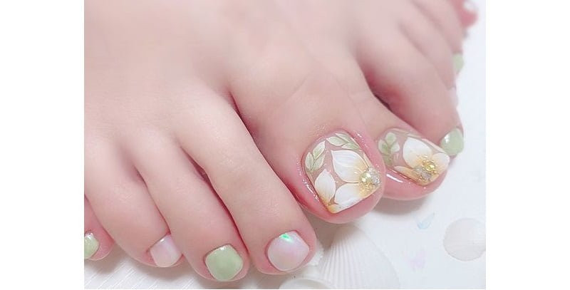 Vẽ hoa móng chân đơn giản tông pastel nữ tính cho nàng dâu thêm yêu kiều
