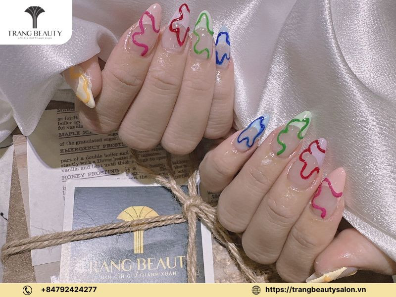 Vẽ hoạ tiết hoa màu sắc đa dạng trên móng, gợi ý cho người mới học sơn nail