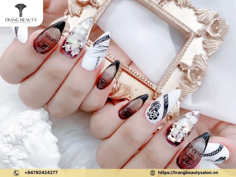 Khám Phá Các Mẫu Vẽ Hoa Móng Tay Đẹp Tuyệt Mỹ Cho Phái Nữ Vẽ hoa tuyết trên nền móng đen cá tính