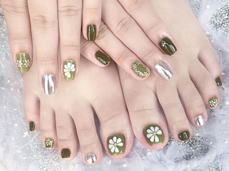 Vẽ móng chân dễ thương với họa tiết hoa lá