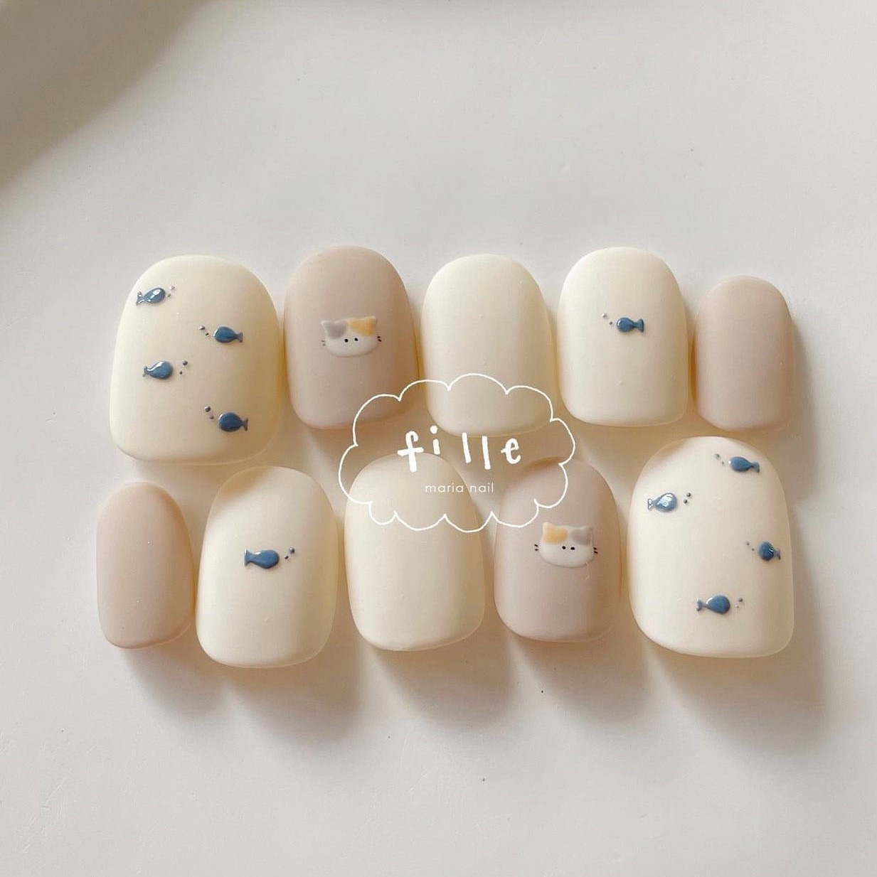 Vẽ móng tay hình mèo trắng đen đơn giản mà tinh tế