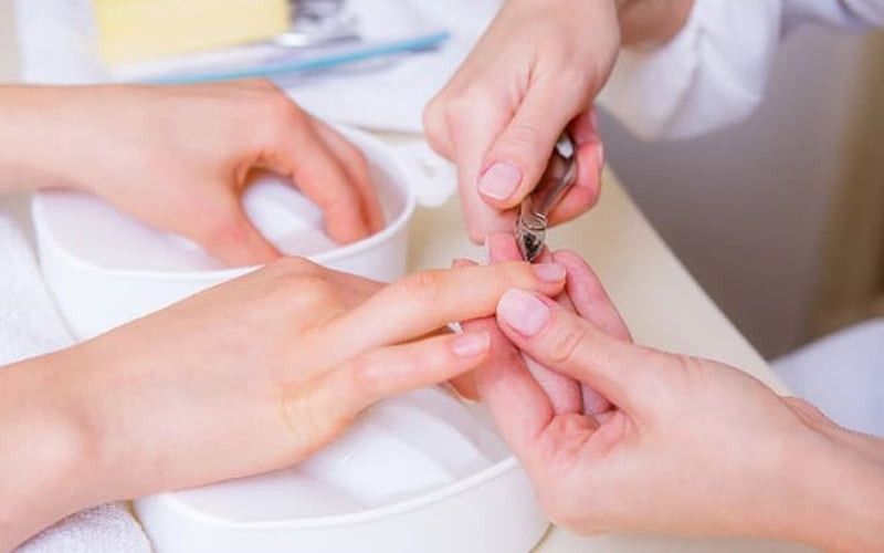 Vệ sinh dụng cụ lấy khoé móng tay cẩn thận
