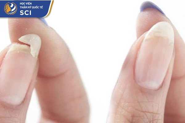 Vệ sinh móng kỹ lưỡng trước khi sơn nhám móng tay để đảm bảo độ bền và màu sắc chuẩn