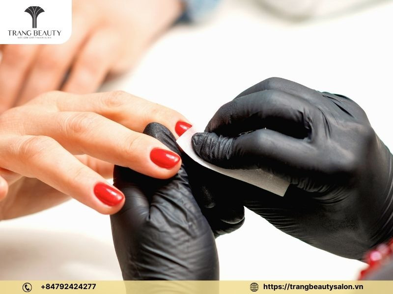 Vệ sinh móng thật sạch để vẽ móng tay đơn giản đẹp