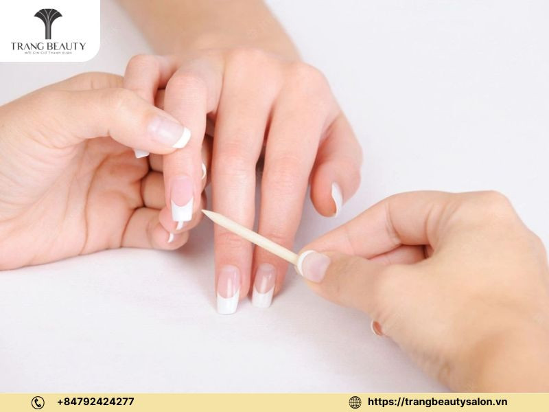 Vệ sinh sạch móng để màu sơn đều và bền lâu