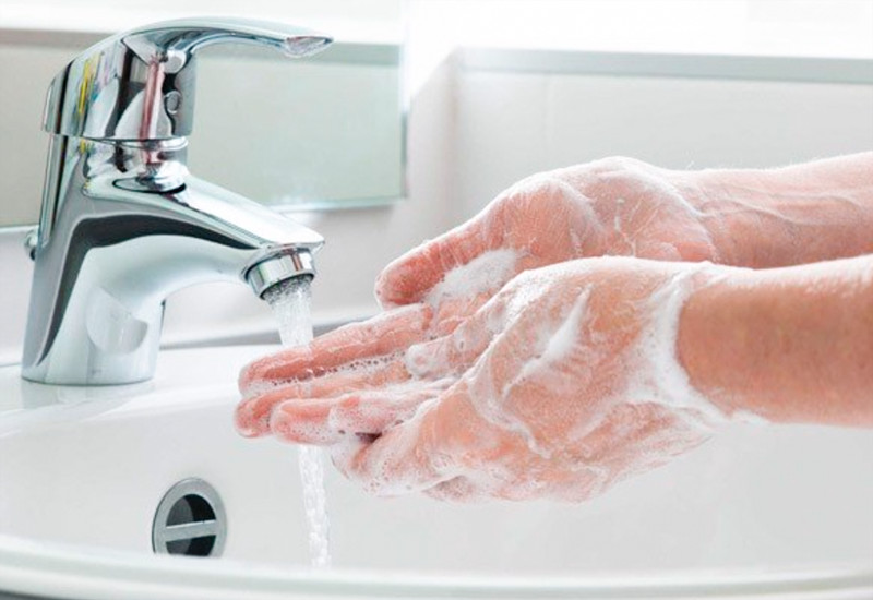 Vệ sinh tay sạch sẽ giúp phòng tránh chín mé làm tụt móng tay hiệu quả