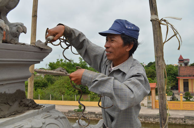 Việc giữ móng tay của người móng tay dài nhất Việt Nam rất gian nan do làm việc tiếp xúc với xi vữa và sơn